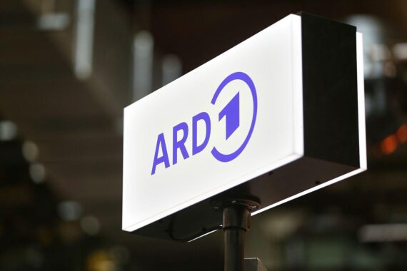 Zerstörtes ARD-Studio in Kiew, Signalschaden durch russische Angriffe, Journalismus bleibt aktiv.