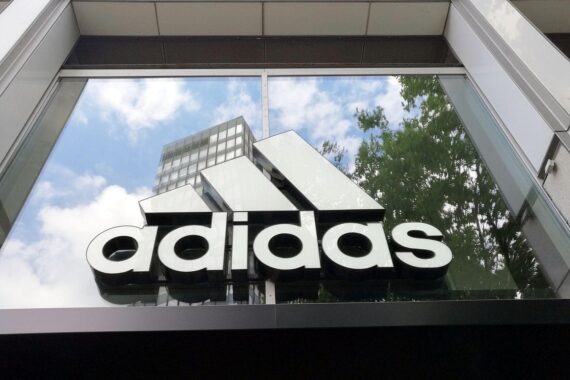 Adidas Fußballprodukte: Trikots, Bälle und Schuhe für die WM in Nordamerika, Verkaufsrekorde erwartet.