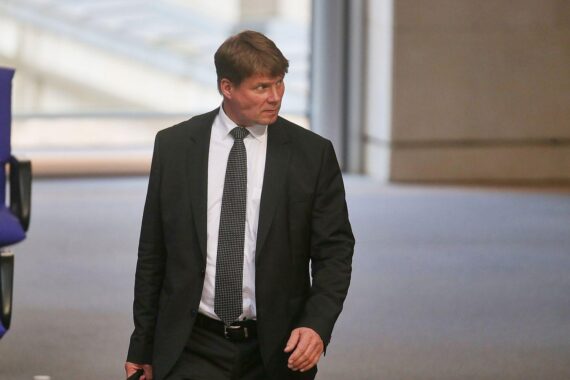 AfD-Funktionäre reisen nach St. Petersburg für Wirtschaftskongress, vertreten Friedensdiplomatie und Energieinteressen.
