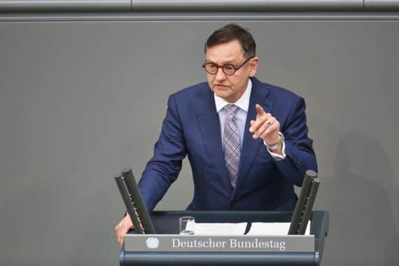 Kay Gottschalk lobt Wärmepumpen, E-Autos und fordert Reformen in Renten- und Agrarpolitik.