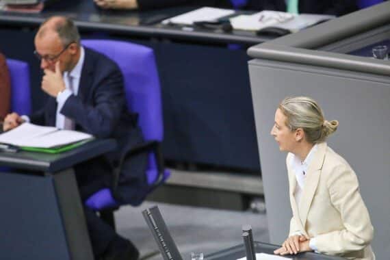 AfD führt in Umfrage, Merz und Weidel im Fokus. Politische Stimmung Deutschlands im Wandel.