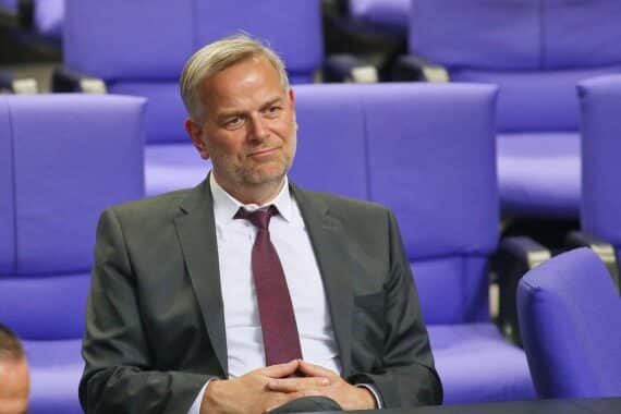 Leif-Erik Holm bei einer politischen Veranstaltung, betont Sparmaßnahmen und Reformen in Deutschland.