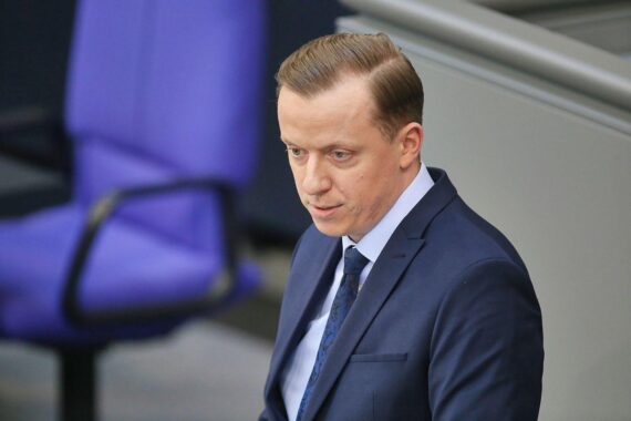 Adis Ahmetovic diskutiert EU-Marineeinsatz in der Straße von Hormus für Sicherheit und Deeskalation.