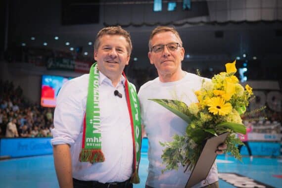 Ministerpräsident überreicht Verdienstorden an Alfred Gislason während Handballspiel in Magdeburg.