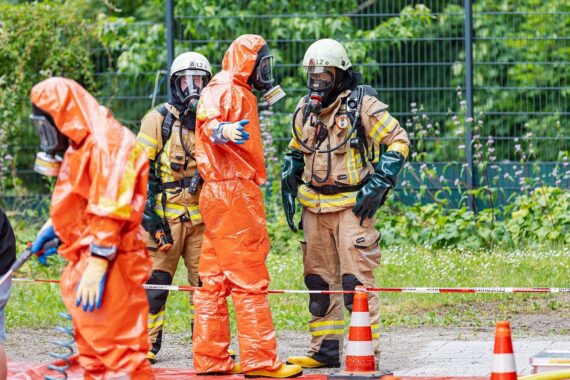 Feuerwehr im Einsatz vor Krankenhaus, Schutzkleidung, Ammoniakaustritt, Leckage an Kühlungsanlage.
