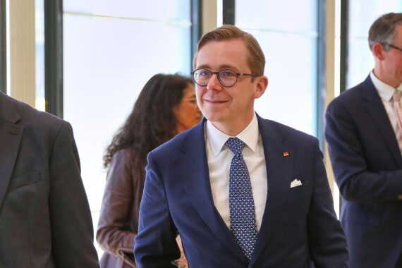 Philipp Amthor lächelt, im Hintergrund modernes Büroambiente, symbolisiert Digitalisierung und Verwaltungsreform.