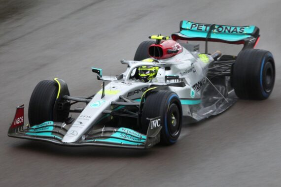 Formel-1-Wagen von Mercedes in Aktion beim spannenden Rennen um den Großen Preis von Miami.