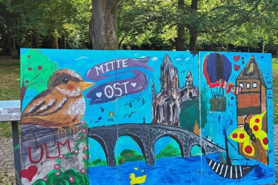 Buntes Fest mit Tanz, Malaktionen und Spielen am Alten Friedhof in Ulm, generationsübergreifend.