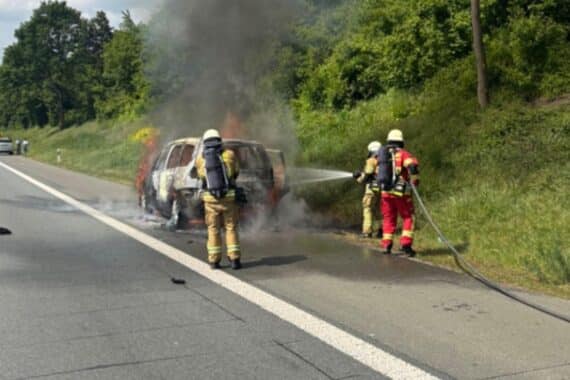 Feuerwehrlöscharbeiten an einem brennenden Auto auf der Autobahn 2, Verkehr beeinträchtigt.