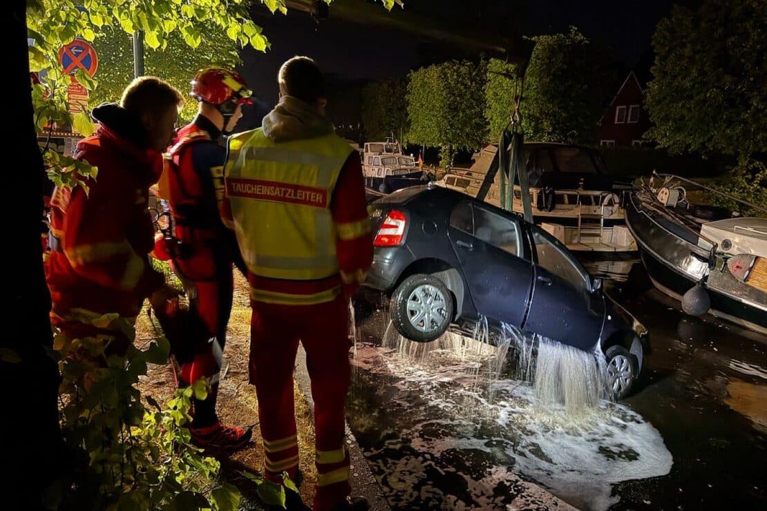 Auto im Auricher Hafenbecken versunken – Fahrer rettet sich selbst