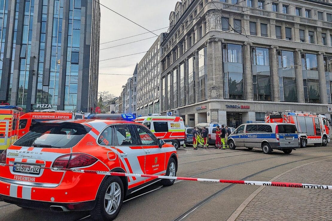 Auto rast in Leipzig im Menschenmenge – Tote und Verletzte