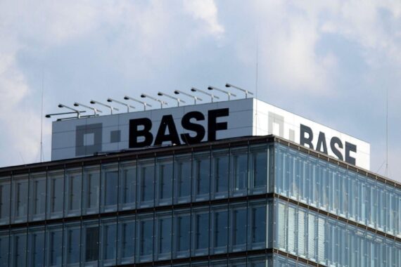 Grafik mit BASF-Logo und Symbolen für Sparmaßnahmen, Jobkürzungen und Unternehmensoptimierung.