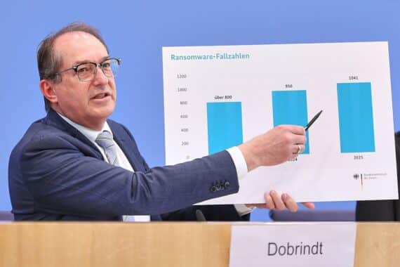 Alexander Dobrindt präsentiert das Bundeslagebild Cybercrime, um Cyberkriminalität in Deutschland zu bekämpfen.