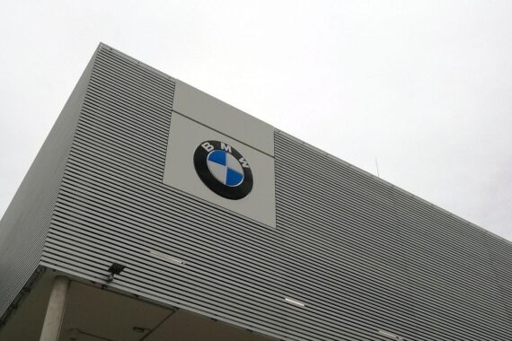 BMW-Logo mit Blick auf den Zollstreit und Elektromobilität in Europa.