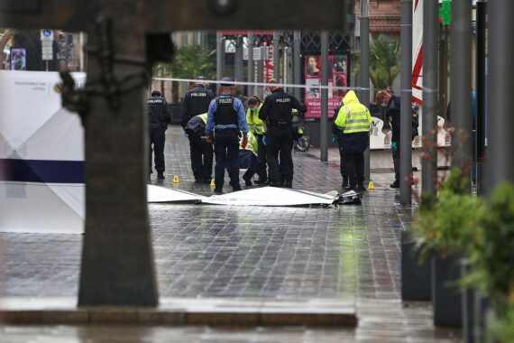 Auto in Menschenmenge in Leipzig; Amokfahrt führt zu Todesfällen und Krisenintervention.