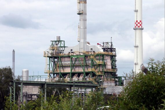 Raffinerie PCK in Schwedt: Symbol für anhaltende Energiekrise und politische Kontroversen in Deutschland.