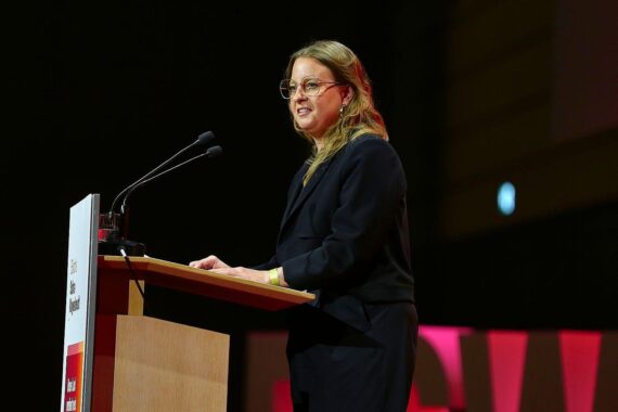 Friederike Benda spricht über die Bedrohung ziviler Produktion durch geplante Panzerproduktion in Ludwigsfelde.