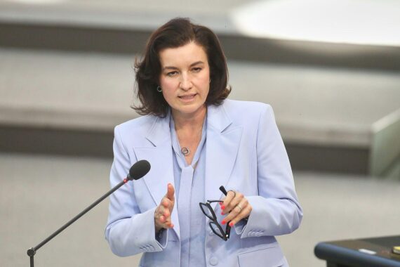 Dorothee Bär beim_reporting über Erfolge der Abwerbung von US-Wissenschaftlern nach Deutschland.