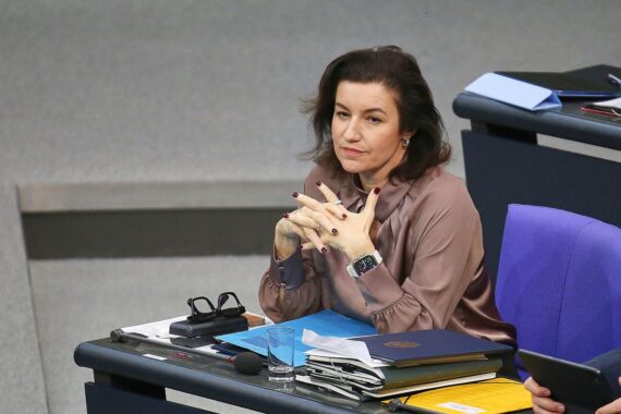 Dorothee Bär diskutiert Chancen und Risiken der Künstlichen Intelligenz bei einer Pressekonferenz.