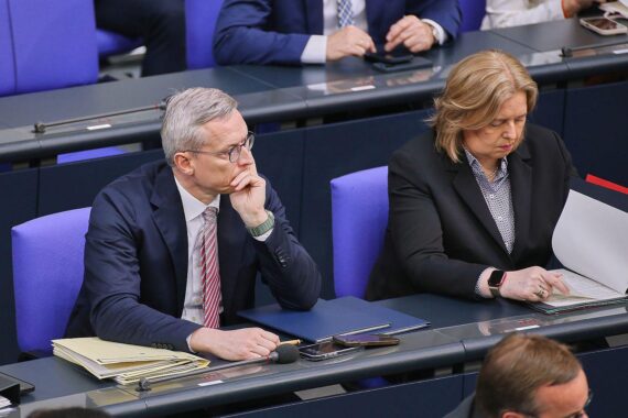 Karsten Wildberger und Bärbel Bas präsentieren das digitale Sozialportal für Bürgeranträge.