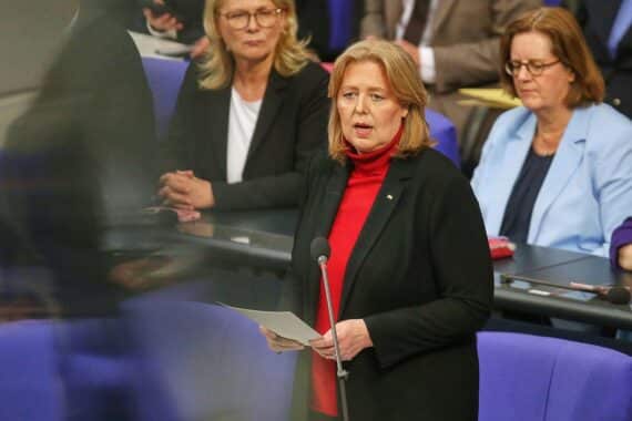 Bärbel Bas bei Regierungsbefragung: Soziale Integration und Fachkräfte, inklusive Kritik an Missbrauch.