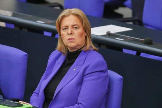 Bärbel Bas betont Fachkräfte-Einwanderung, widerspricht Sozialleistungsmissbrauchs-Vorwürfen, fordert differenzierte Wahrnehmung.