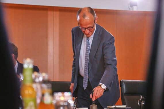 Friedrich Merz spricht über Wohnungsbau und Infrastruktur, Kritik an der Bundesregierung.