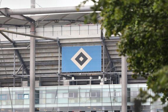 Kathleen Krüger, erste Sportvorständin der Bundesliga, auf dem Weg zum Hamburger SV.