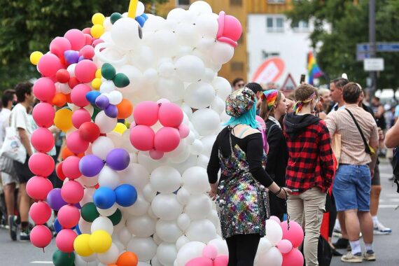 Bunte Menschen feiern Freiheit und Vielfalt während der Christopher-Street-Day-Parade in München.