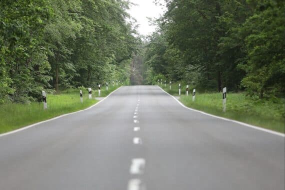 Polizei kontrolliert Verkehr auf Landstraßen, um Sicherheit durch Geschwindigkeitsüberwachung zu erhöhen.