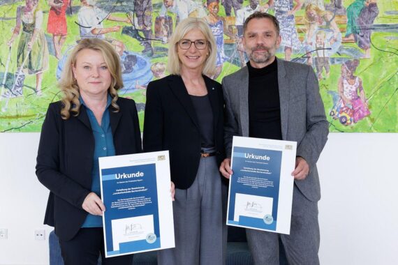 Bayerns Sozialministerin übergibt Prädikat „Landesfachstelle Barrierefreiheit“ an Architektenkammer-Vertreter.