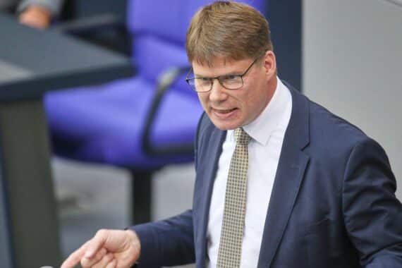 Abgeordnete der AfD planen Teilnahme am Sankt Petersburger Wirtschaftsforum, unterzeichnet von Putins Berater.