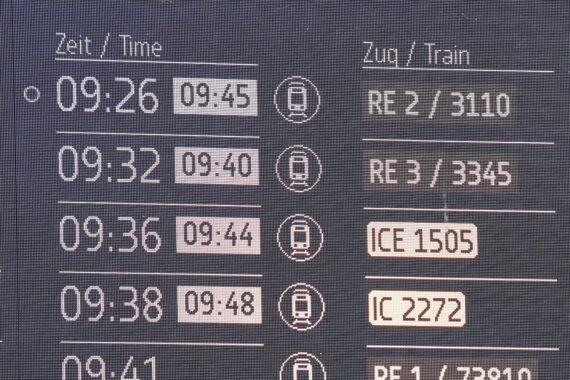 Anzeigetafel der Deutschen Bahn, Demonstration von Pünktlichkeit und moderner Infrastruktur.