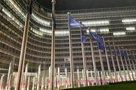 EU-Fahnen als Symbol für Zusammenarbeit bei sicherheitspolitischen Initiativen und Geheimdienstaufbau.