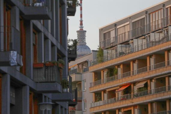 Wohnhäuser mit Berliner Fernsehturm und kritischem politischen Kontext zur Wohngeld-Debatte.