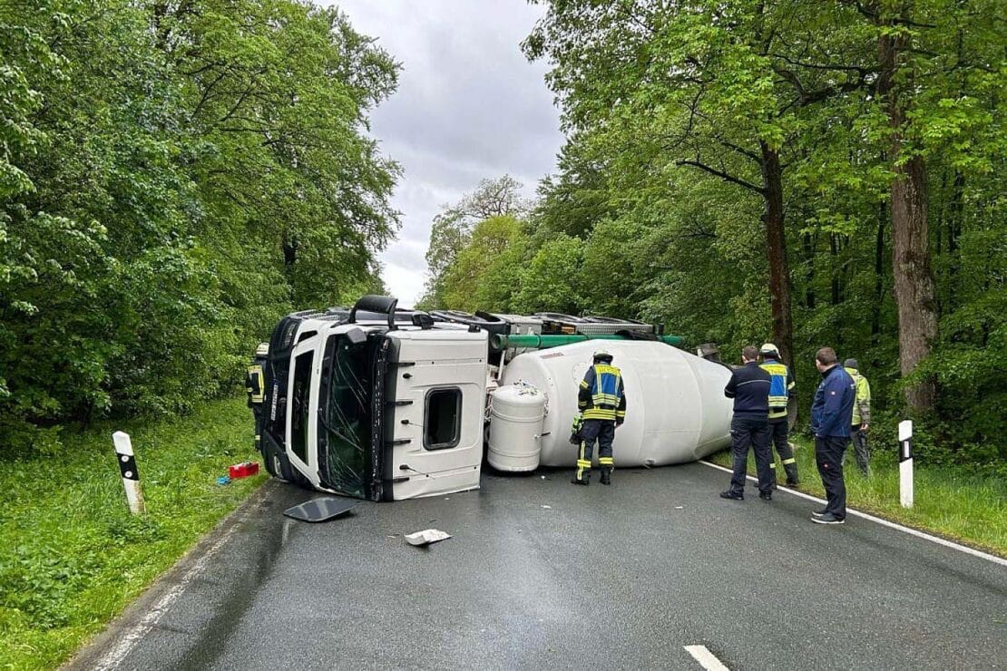 Betonmischer kippt um und verstopft Landstraße bei Bad Wünnenberg