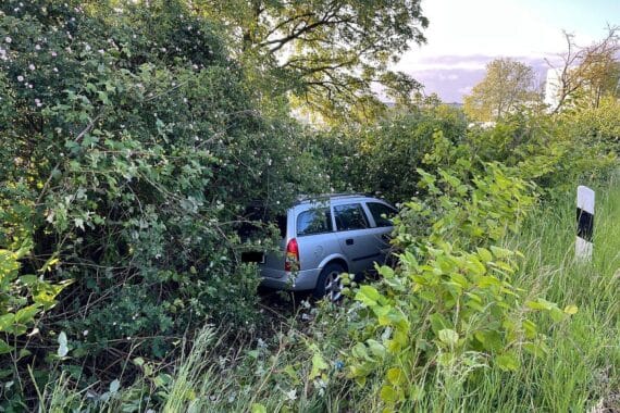 Verunfallter Opel Astra im Grünstreifen, Polizei und Einsatzkräfte bei der Arbeit.