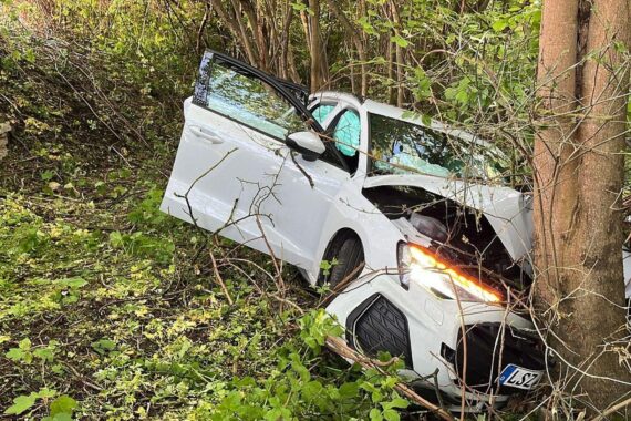 Unfallwagen im Gebüsch, Polizeiabsperrung, verletzte Mitfahrer, betrunkener Fahrer flüchtete.