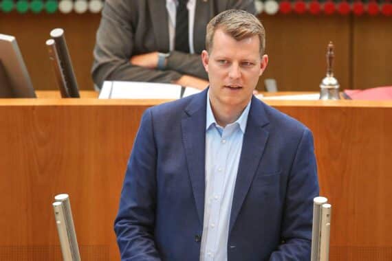 Henning Höne kritisiert Merz’ Politik und fordert Reformen für Deutschlands wirtschaftliche Herausforderungen.