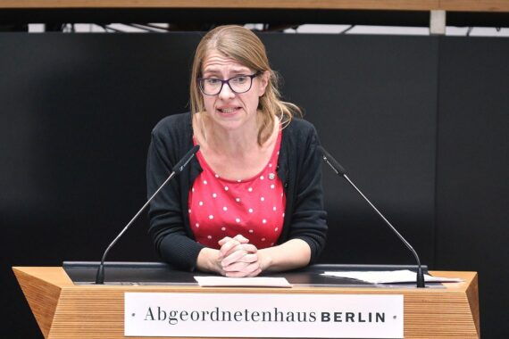 Franziska Brychcy kritisiert Bildungspolitik, fordert strukturelle Veränderungen und mehr Lehrkräfte in Berlin.