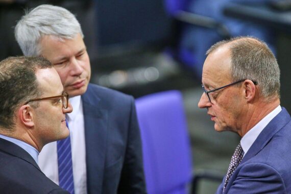 Drei Politiker der CDU in einer Diskussion über die zukünftige Strategie der Union.