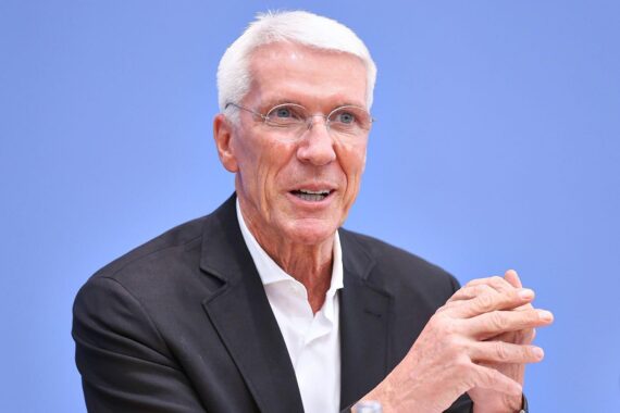 Ralf Wintergerst diskutiert verantwortungsvolle KI-Entwicklung für das Gemeinwohl und menschliche Werte.