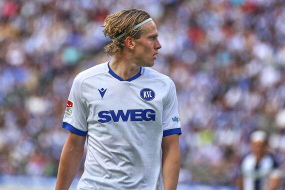 David Herold, neuer Spieler von Borussia Mönchengladbach, jubelt in Vereinsfarben.