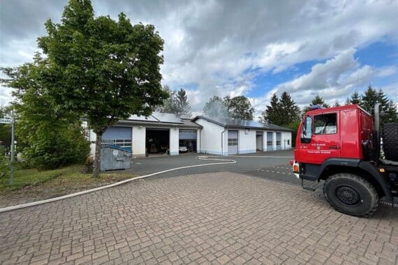Brand eines Holzschuppens in Arzfeld, Feuerwehr verhindert Flammenübergreifen auf Nachbargebäude.