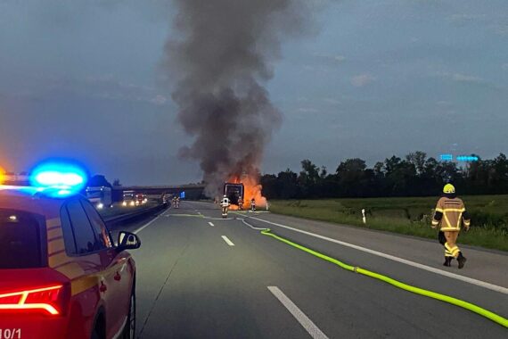 Brennender LKW-Anhänger auf Autobahn, Feuerwehr im Einsatz, keine Verletzten, erheblicher Sachschaden.