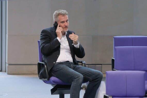 Petr Bystron, AfD-Politiker, demonstriert gegen Einreiseverbot nach Großbritannien für rechtsextreme Aktivisten.