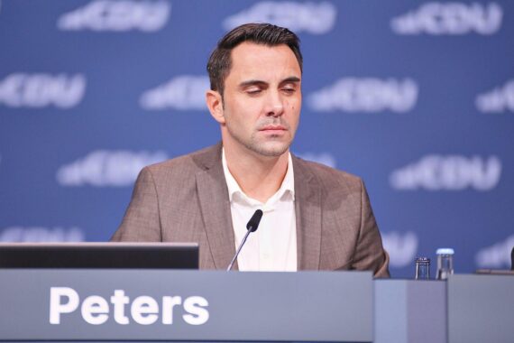 Daniel Peters kritisiert misslungene Wal-Rettungsaktion, fordert parlamentarische Aufklärung und besseren Tierschutz.