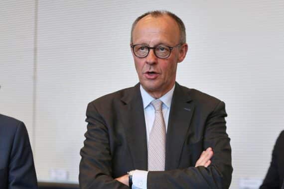 Friedrich Merz redet leidenschaftlich vor kritischem Publikum auf DGB-Bundeskongress.