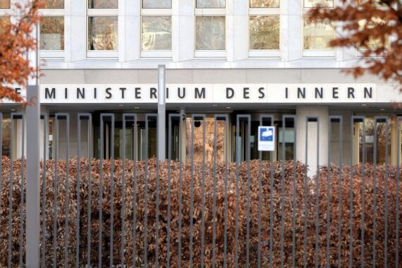 Politiker unterzeichnen Abkommen zur Förderung der sorbischen Kultur und Sprache in Potsdam.