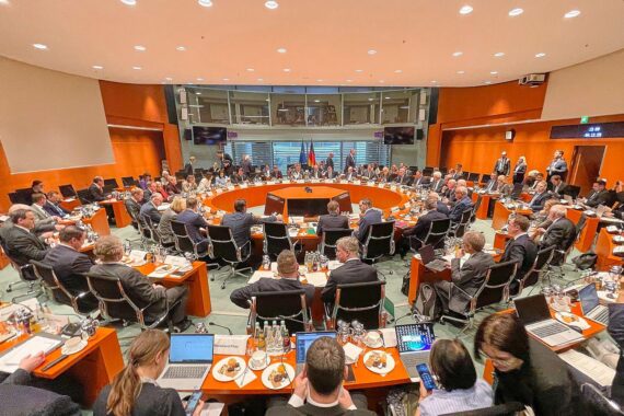 Ministerpräsidenten treffen sich; Regierung lehnt zusätzliche Konferenzen zur Krisenbewältigung ab.